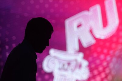    Посетитель на XIII торжественной церемонии вручения "Премии Рунета 2016" в концертном зале "Известия Hall" в Москве ©Кирилл Каллиников РИА Новости