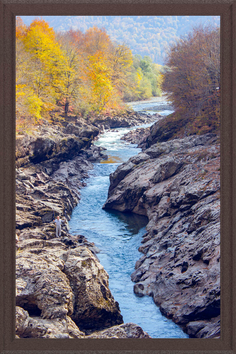 Извилистое гранитное русло реки Белой 