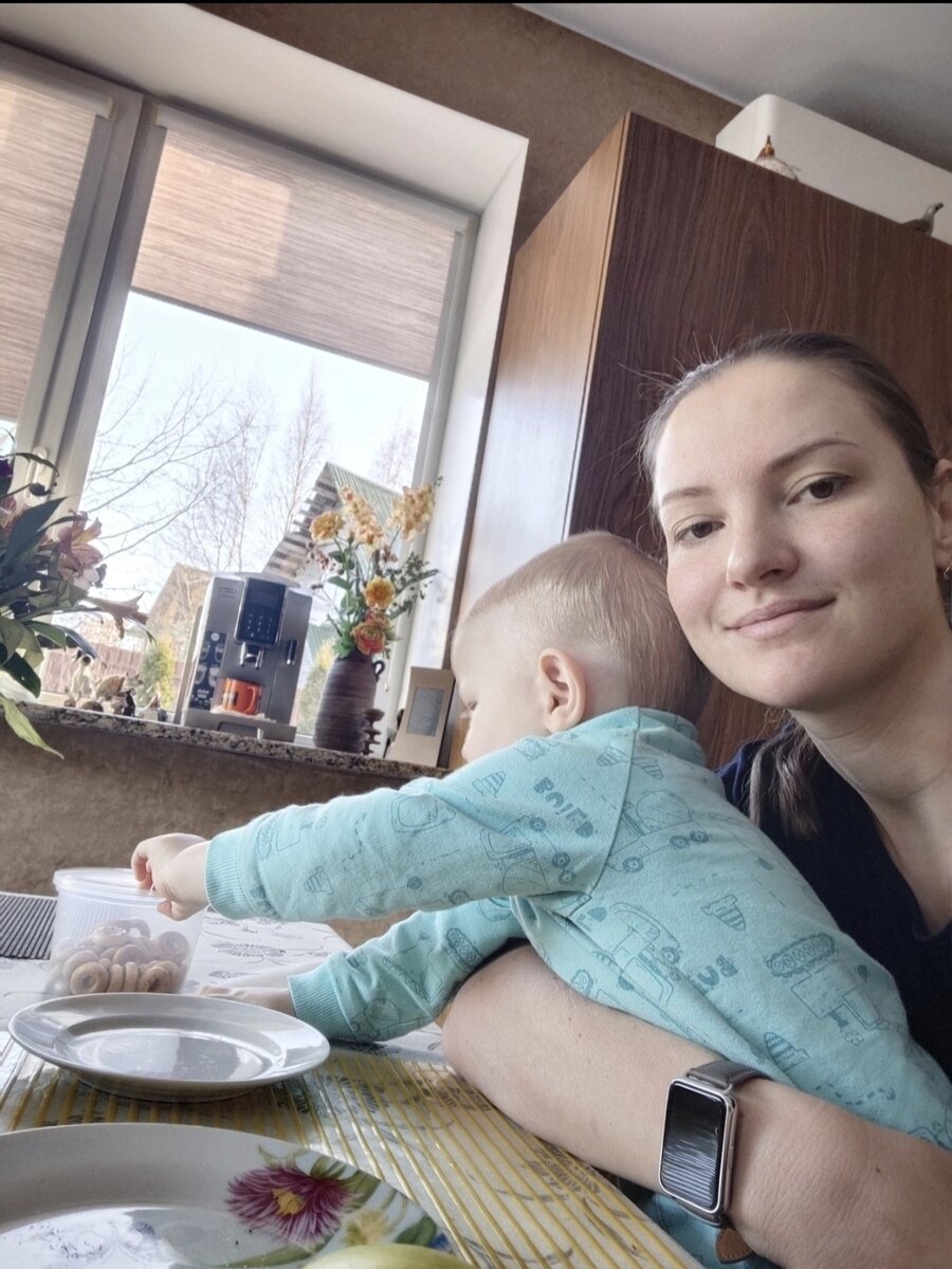 Я и малыш за завтраком.