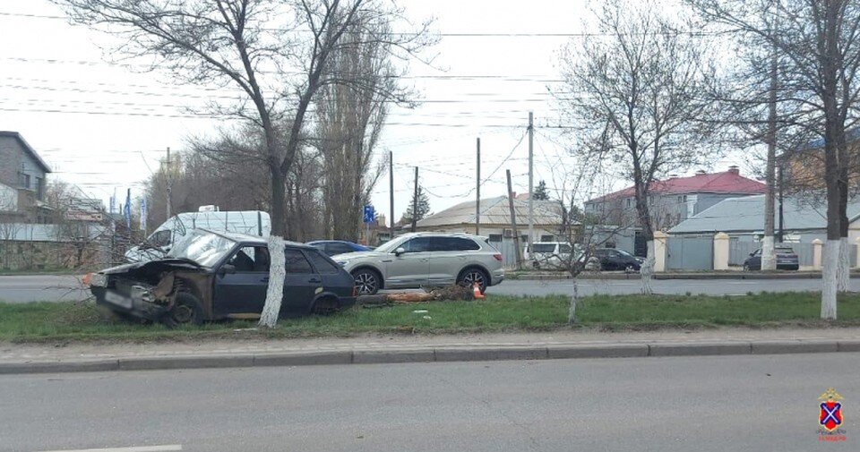     Водитель на «девятке» вылетел на разделительную полосу и протаранил дерево.  ГУ МВД по Волгоградской области