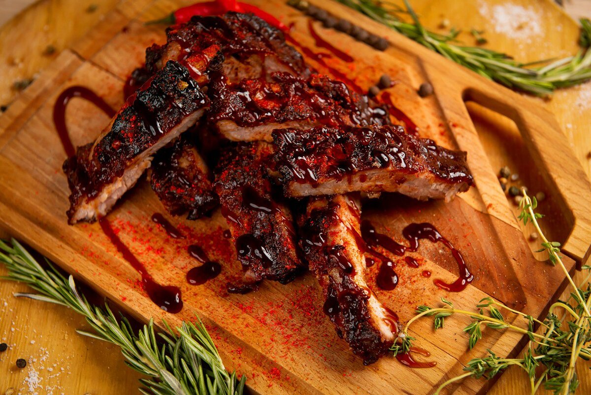 свиные ребра в ресторане. соус для ребрышек свиных. свиные рёбрышки на сковороде,с,грибами,и сметаной,. где в вене поесть рёбрышек. ребрышки в меду.