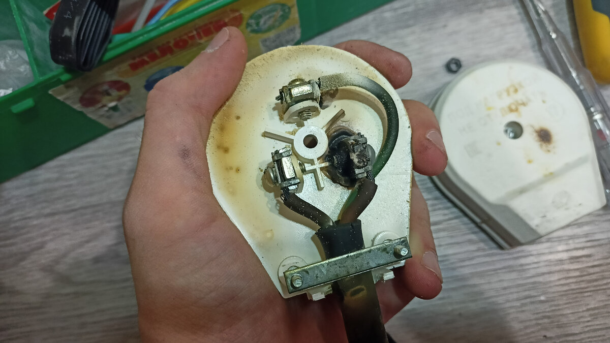 Вот такая вот вилка была внутри