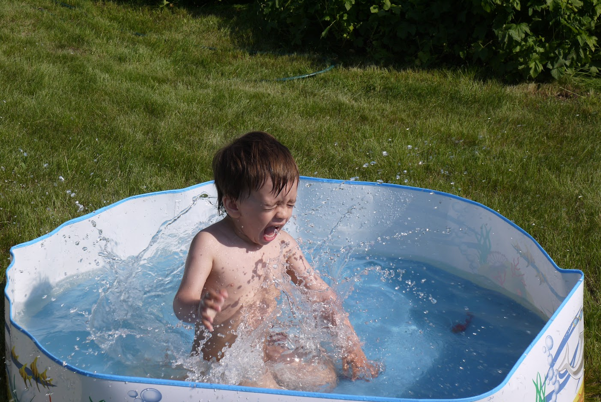 Маленький Сережа на даче у бабушки