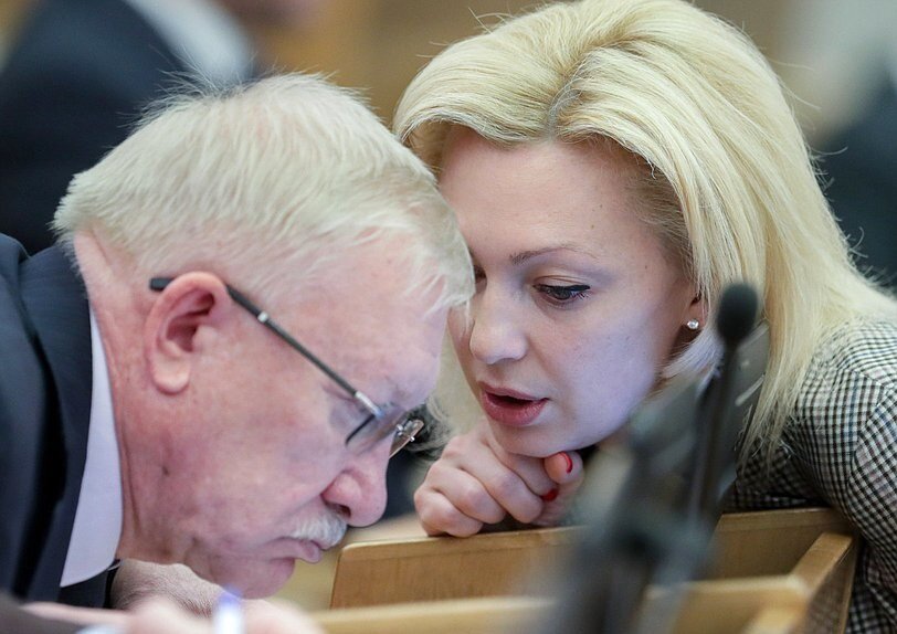 Депутаты О. Морозов и О. Тимофеева на пленарном заседании 13.04.23 г. Фото: пресс-служба ГД РФ (duma.gov.ru)