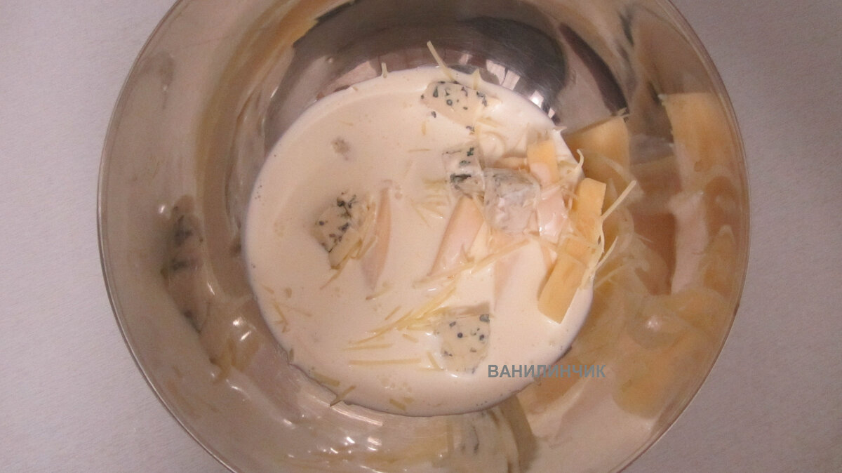 Соединяем сыр со сливками. Листайте слайд