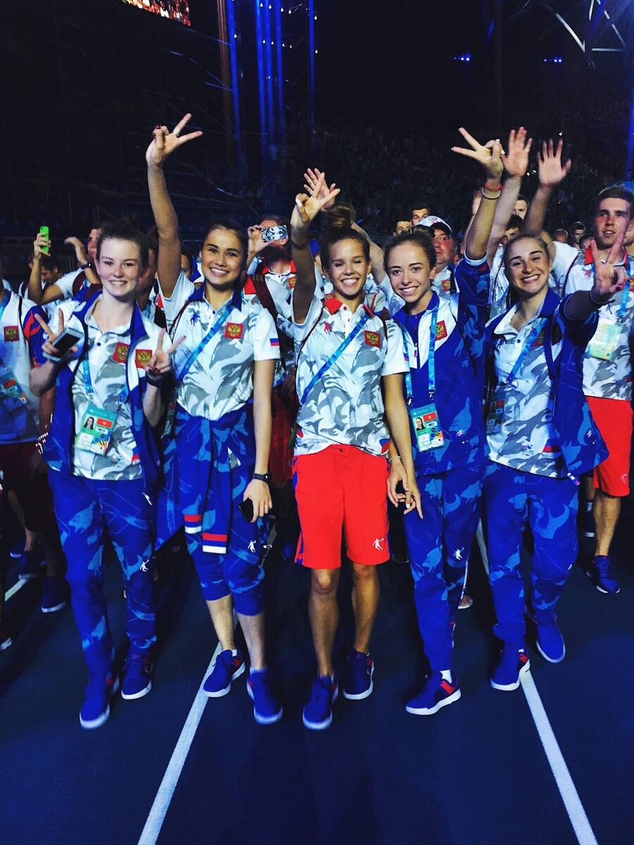 Слева направо: Валерия Осикова, Александра Корчагина, Екатерина Селезнева, Юлия Бравикова, Дарья Горбачева на открытии универсиады 2017 года.