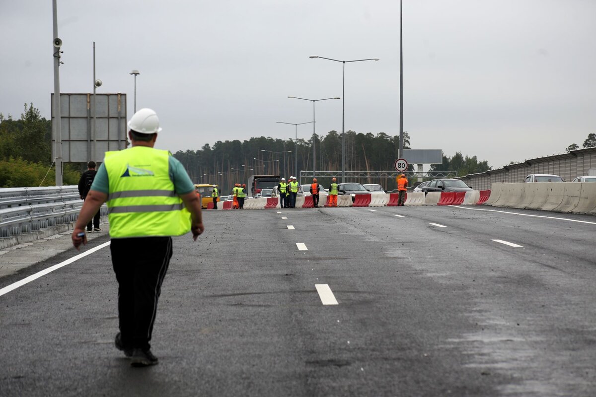 Мусор и ямы отличают участок дороги в Ростовской области от других.  Фото: Фото: ФедералПресс / Ольга Юшкова