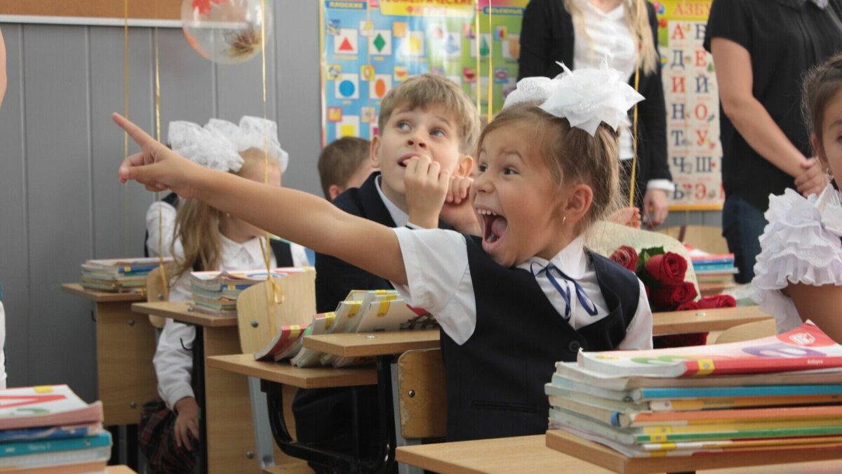     В отдаленных микрорайонах дети рискуют не попасть в единственную школу, расположенную в шаговой доступности. Об этом сообщают СМИ.