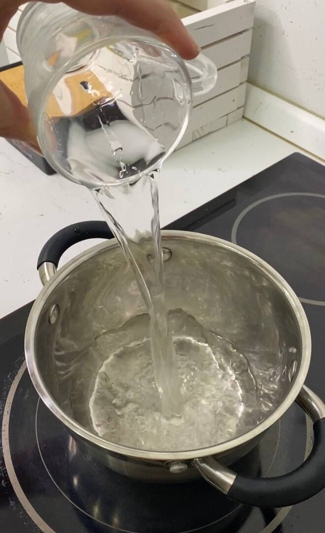 В небольшую кастрюлю добавляем стакан воды