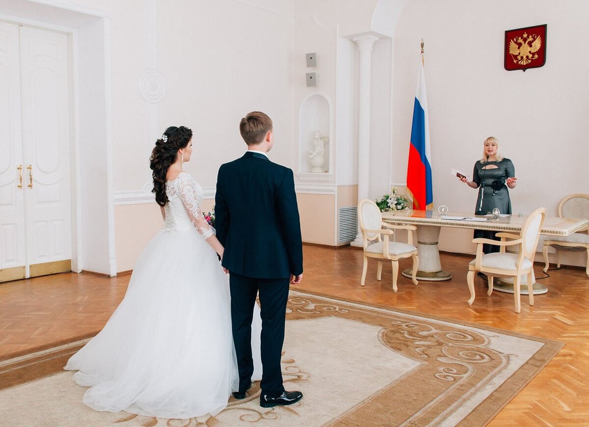 Жених и невеста в загсе. Можно в любой загс расписаться. Свадебная фотосессия в загсе. Молодожены в загсе. Можно в любой загс расписаться.