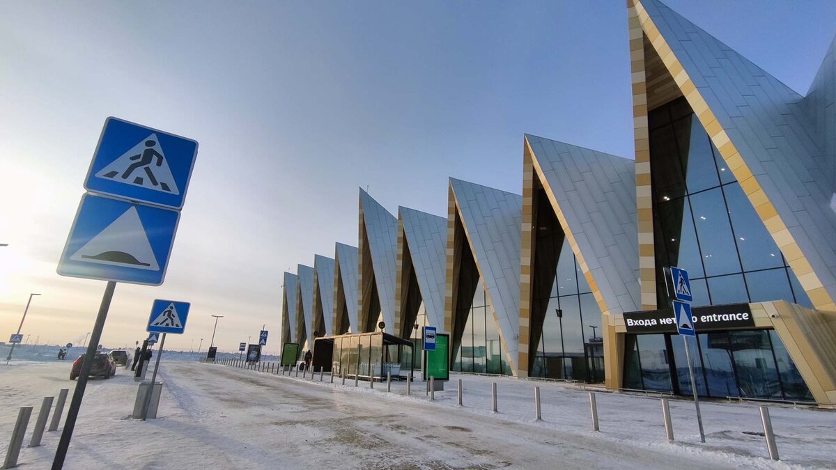Вот как выглядит аэропорт со стороны парковки.