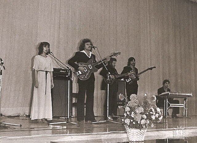 В центре А.Михайлов - великолепно играл на любых инструментах и пел здорово