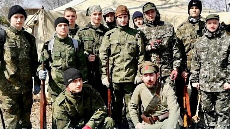     Большое внимание уделяет администрация Спасска-Дальнего патриотическому воспитанию молодёжи. На днях участниками военно-исторического многоборья «Путь героев» стали 10-классники школ Спасска-Дальнего. Мероприятие прошло в Дальнереченске.
