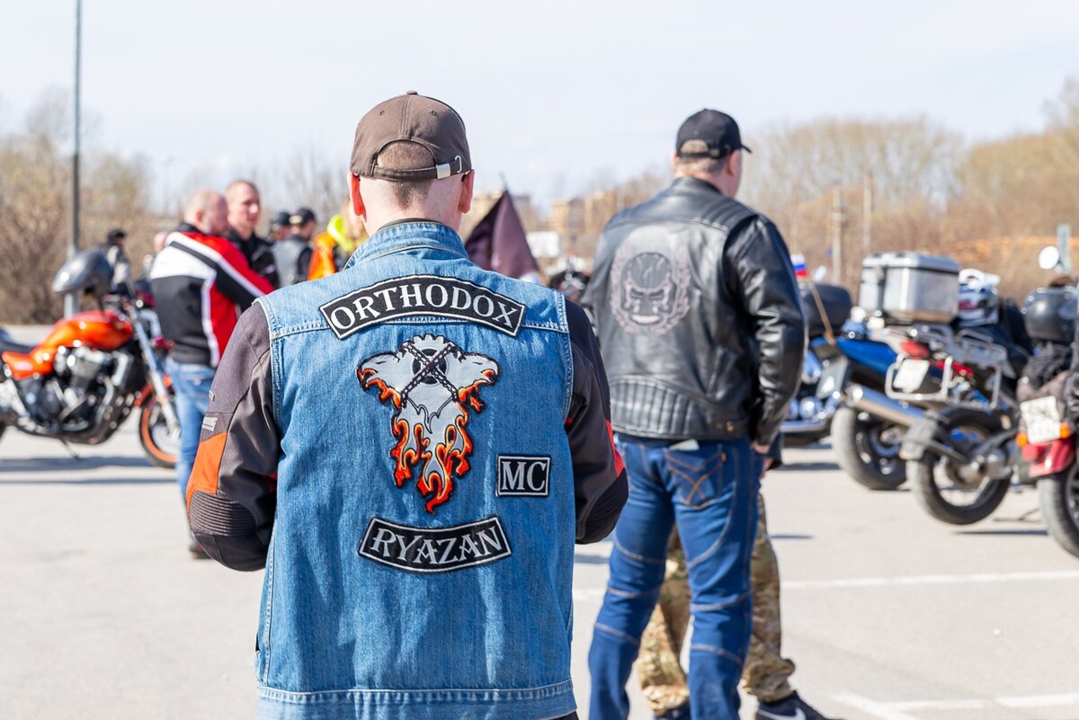 «Цвета» или официальные клубные нашивки байкеров. Они – как знаки на погонах – могут рассказать многое о месте мотоклуба в регионе и о роли их носителя в самом клубе