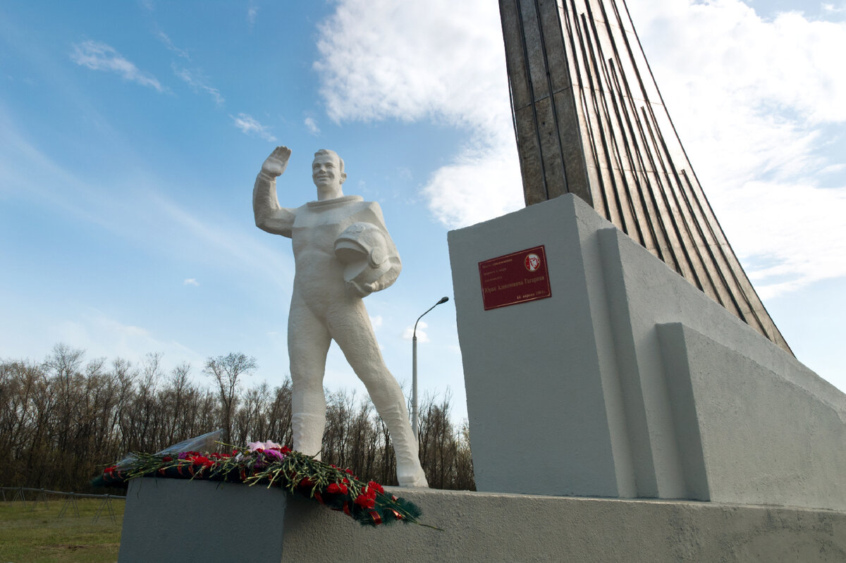 памятник гагарину в саратове на набережной