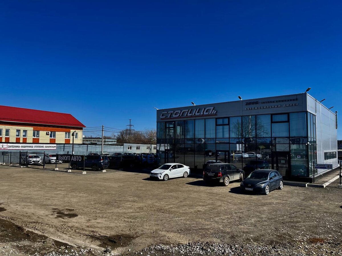 Есть такой стереотип - не покупать автомобиль с пробегом, и он имеет под собой веские основания. 

Очень часто небольшие автосалоны занимаются перепродажей сомнительных машин. Однако рынок подержанных машин не стоит на месте, и уже сейчас на вторичный рынок выходят крупные игроки. 

Крупные автодилеры продают автомобили, сданные в трейд-ин, и предлагают интересные экземпляры, которые прошли все необходимые проверки. Поэтому здесь нужно уметь отделять «перекупов» от действительно серьезных продавцов.

При выборе автосалона стоит отдавать предпочтение крупным и известным организациям, пользующимся популярностью у покупателей. Хорошие автосалоны дорожат своей репутацией и не перекупают машины у непроверенных продавцов. 

К примеру, в сети автосалонов «Столица» сотрудники проверяют все автомобили на диагностике, проходят толщиномером по кузову, предоставляют отчет автотеки и проверяют юридическую чистоту автомобилей.

Сотрудники всегда показывают всю информацию по авто и при желании, покупатель может проверить автомобиль в любом сервисе, которому доверяет.
Но как избежать проблем при покупке автомобиля с пробегом, если в твоем городе сомнительные автосалоны? Вот несколько советов:

1.	Проверить в режиме онлайн на сайте ГИБДД по идентификационному номеру (VIN), а при его отсутствии - по номеру кузова или шасси. 
Сервис позволяет убедиться, что у автомобиля нет двойника, а также выяснить, что машина не числится среди угнанных и не находится в залоге у банка.

2.	Сейчас есть услуга «автоподбор», если вы находитесь далеко, то автомобиль может проверить организация автоподбора и предоставить для Вас полный отчет по автомобилю.

3.	Сделать диагностику автомобиля 

4.	Проверить лакокрасочное покрытие прибором «толщиномер» 

5.	Заказать отчет на специальных ресурсах, таких как «Автотека»

6.	При осмотре автомобля обязательно запросить у продавца документы для проверки (СТС, ПТС, ДКП, АКТ, СЕРВИСНАЯ КНИЖКА)

Автосалон «Столица» предоставляет услуги автоподбора. Чтобы максимально обезопасить себя при покупке, вы можете довериться профессионалам – заказать услугу подбора автомобиля.

Это основные пункты для проверки автомобиля, соблюдая их – ты сможешь обезопасить себя от покупки некачественного авто! Лучшим решением будет обратиться к профессионалам. Это сэкономит ваши нервы, время и деньги.

Сеть автосалон «Столица» контакты:
 https://stolica-pro.ru/
