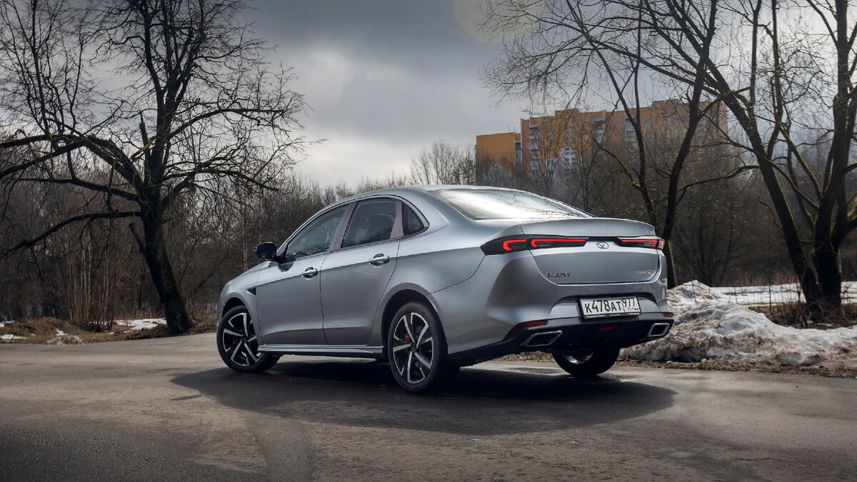 За внешность Kaiyi E5 отвечал бельгийский дизайнер Лоуи Вермерш, ранее работавший в итальянской студии Pininfarina. Сзади седан очень напоминает Alfa Romeo 159 — красиво! Но спереди получилось скучновато