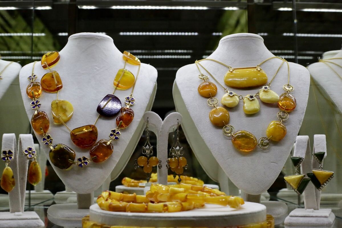 Янтарный комбинат экспозиционное пространство. Янтарный комбинат экспозиционное пространство. Янтарный комбинат калининград добыча янтаря. Янтарный комбинат калининград. Янтарный комбинат калининград лого.