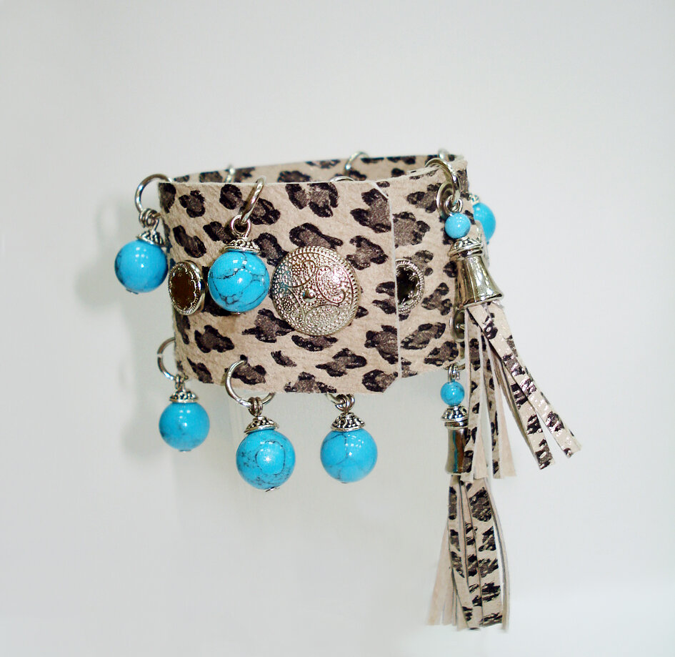 Браслет "Леопард" Из кожи, металла и голубых бусин прессованной бирюзы.