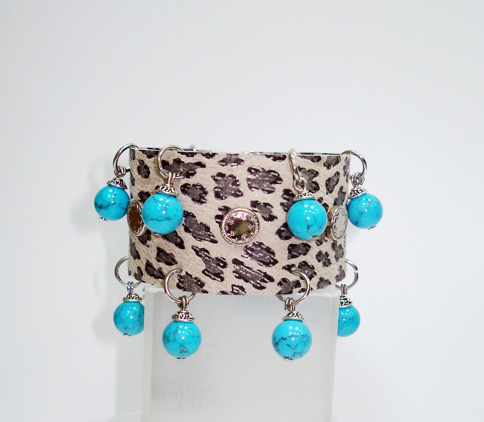 Браслет "Леопард" Из кожи и голубых бусин прессованной бирюзы.