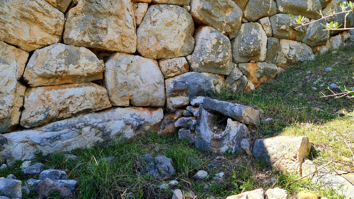 Основная стена Деликкимера. Высота 12 метров в высшей точки. Турция 2021