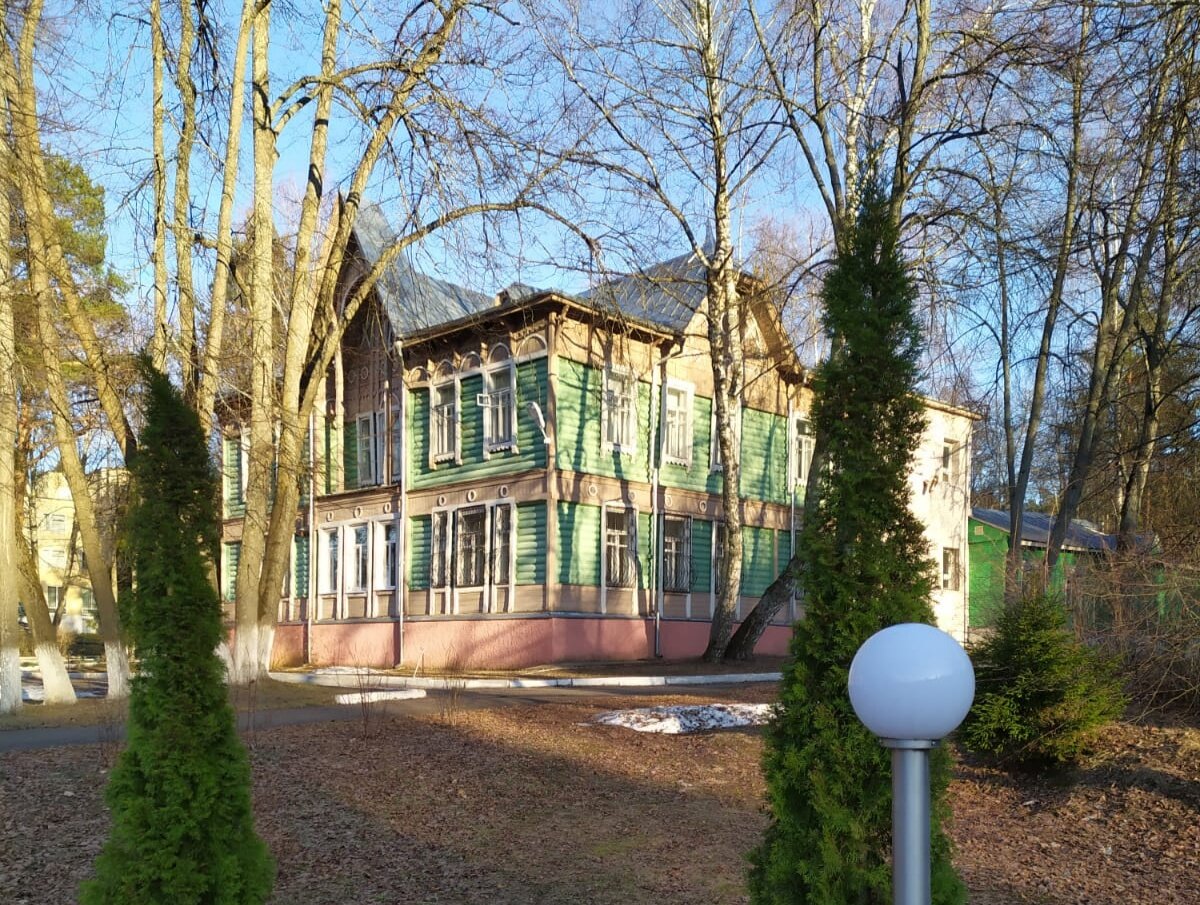 Живописный берег реки Клязьмы, пойменные луга, вековые сосны, тишина и пение птиц…Когда-то давно, еще в XVIII веке здесь располагалось сельцо Кирсаниха, принадлежавшее дворянскому роду Ошаниных. В конце XVIII века, сельцом владели помещики Шипиловы.