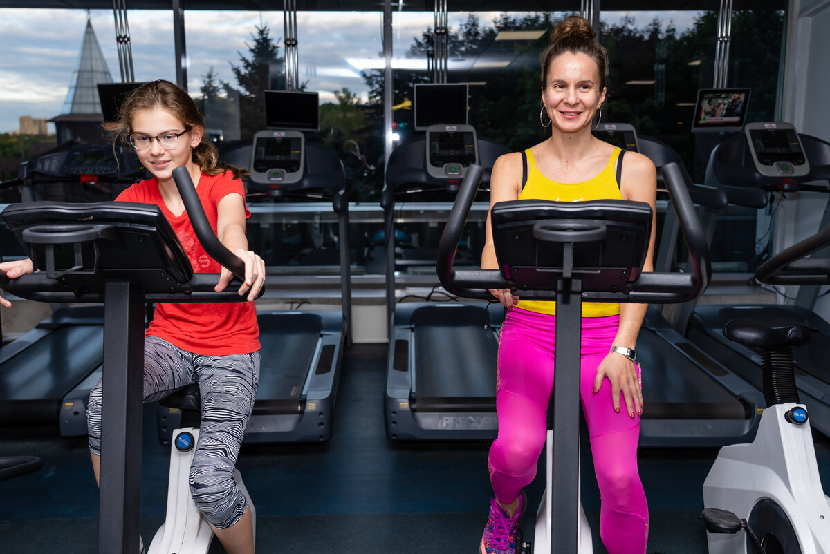 Как известно, любая тренировка должна начинаться разминкой и заканчиваться заминкой. Чаще всего для этой цели используются кардиотренажёры, позволяющие отслеживать не только количество израсходованных килокалорий, но и пульс.