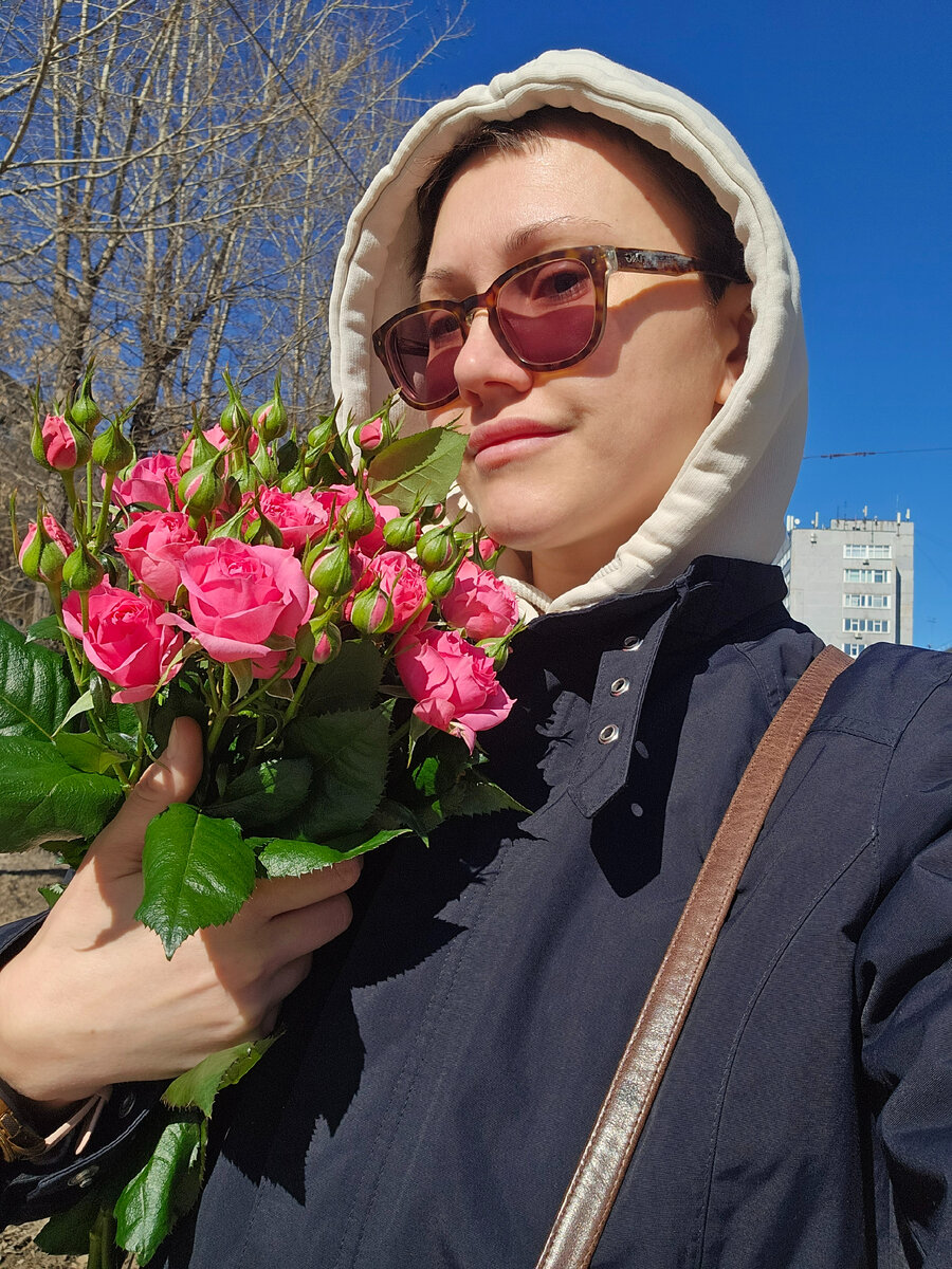 У Любы в пятницу был день рождения. Купила ей цветы. Приятно делать приятное.