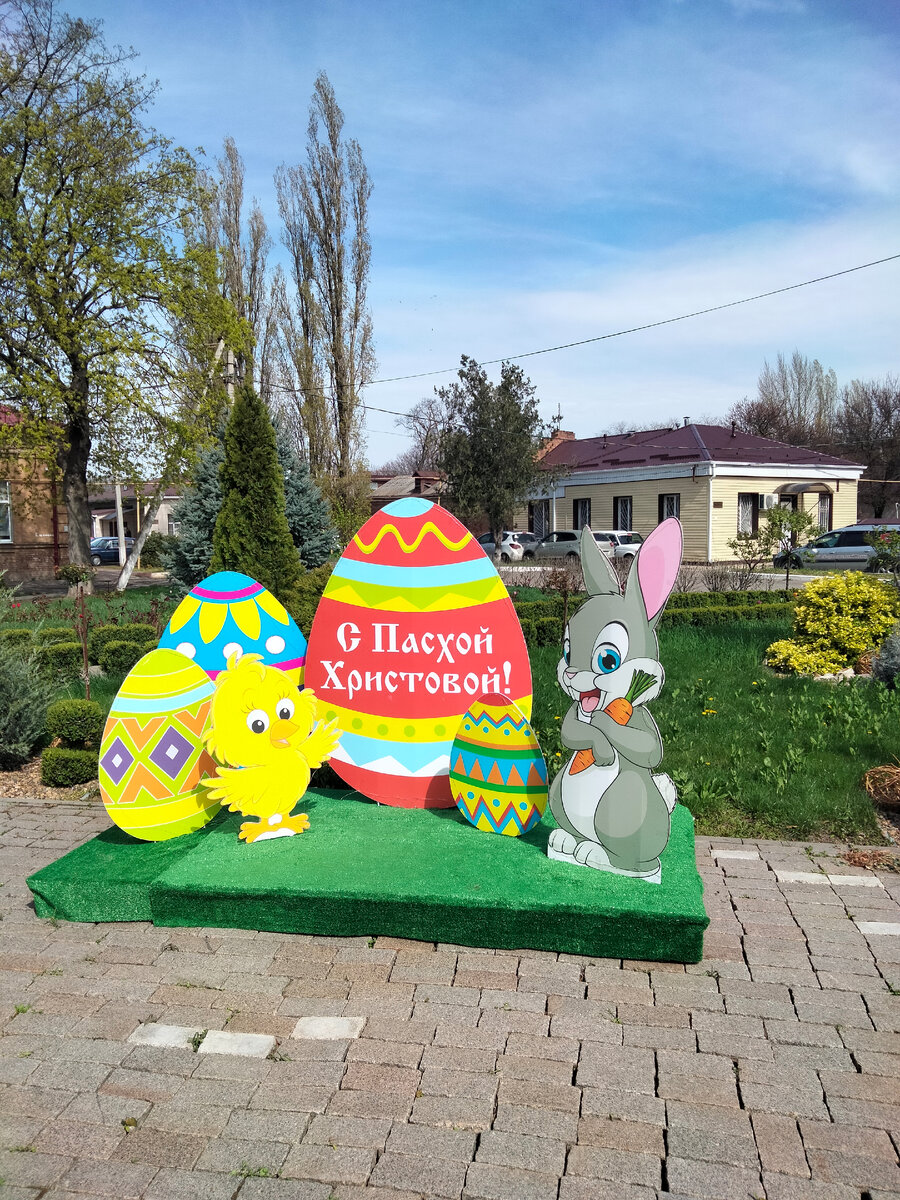 Возле часовни праздничная инсталляция