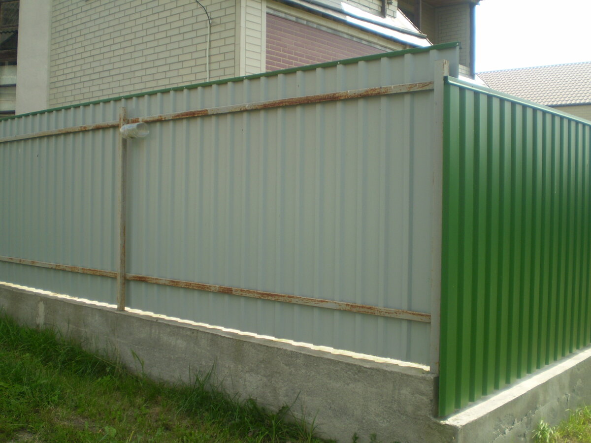 Почему не следует ставить забор обратной стороной к соседскому участку ...