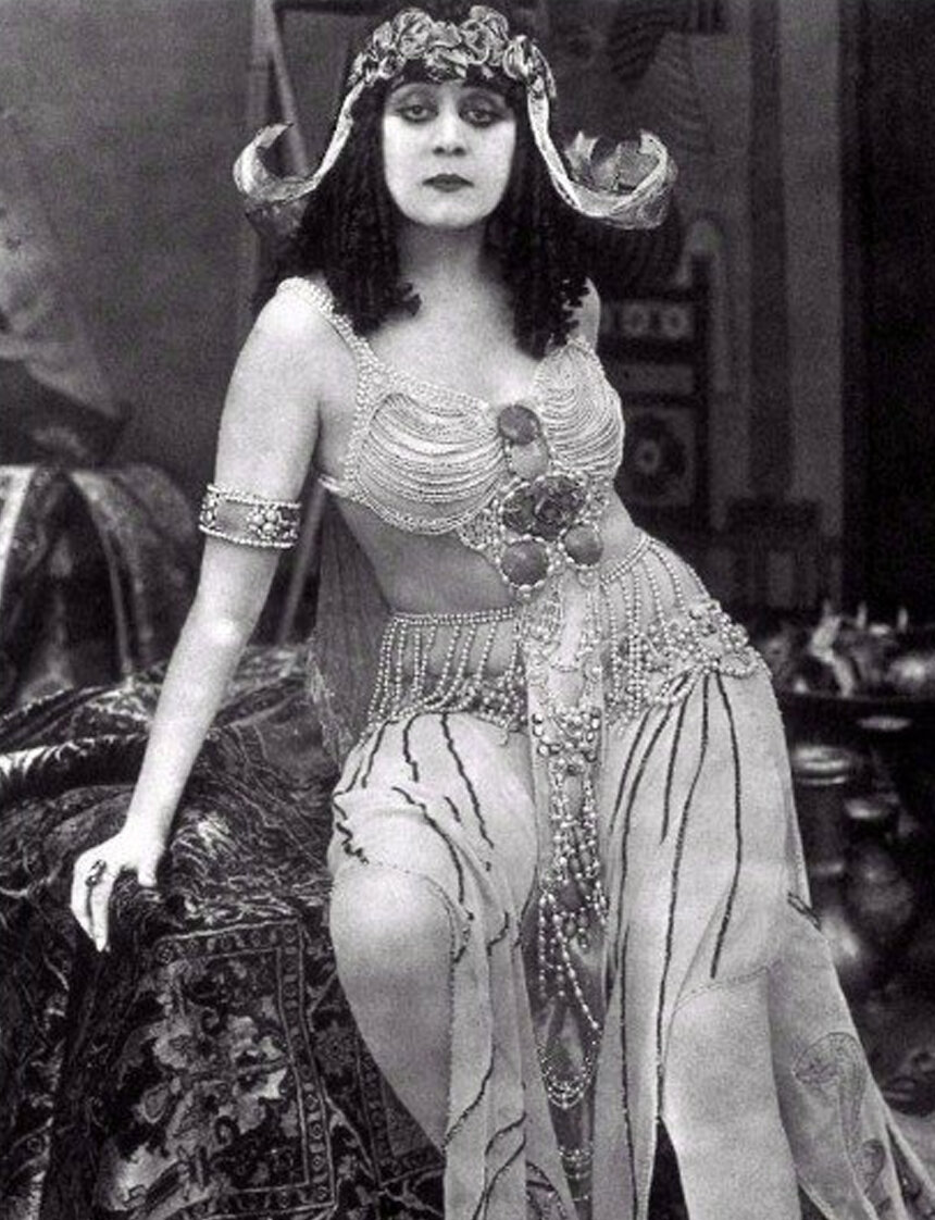 В галереях много интересного, не забывайте листать