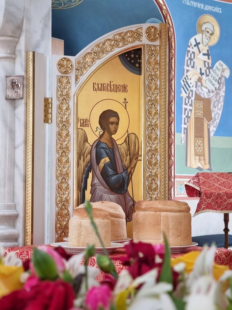 Артос у открытых Царских Врат Свято-Вознесенского собора г. Геленджик