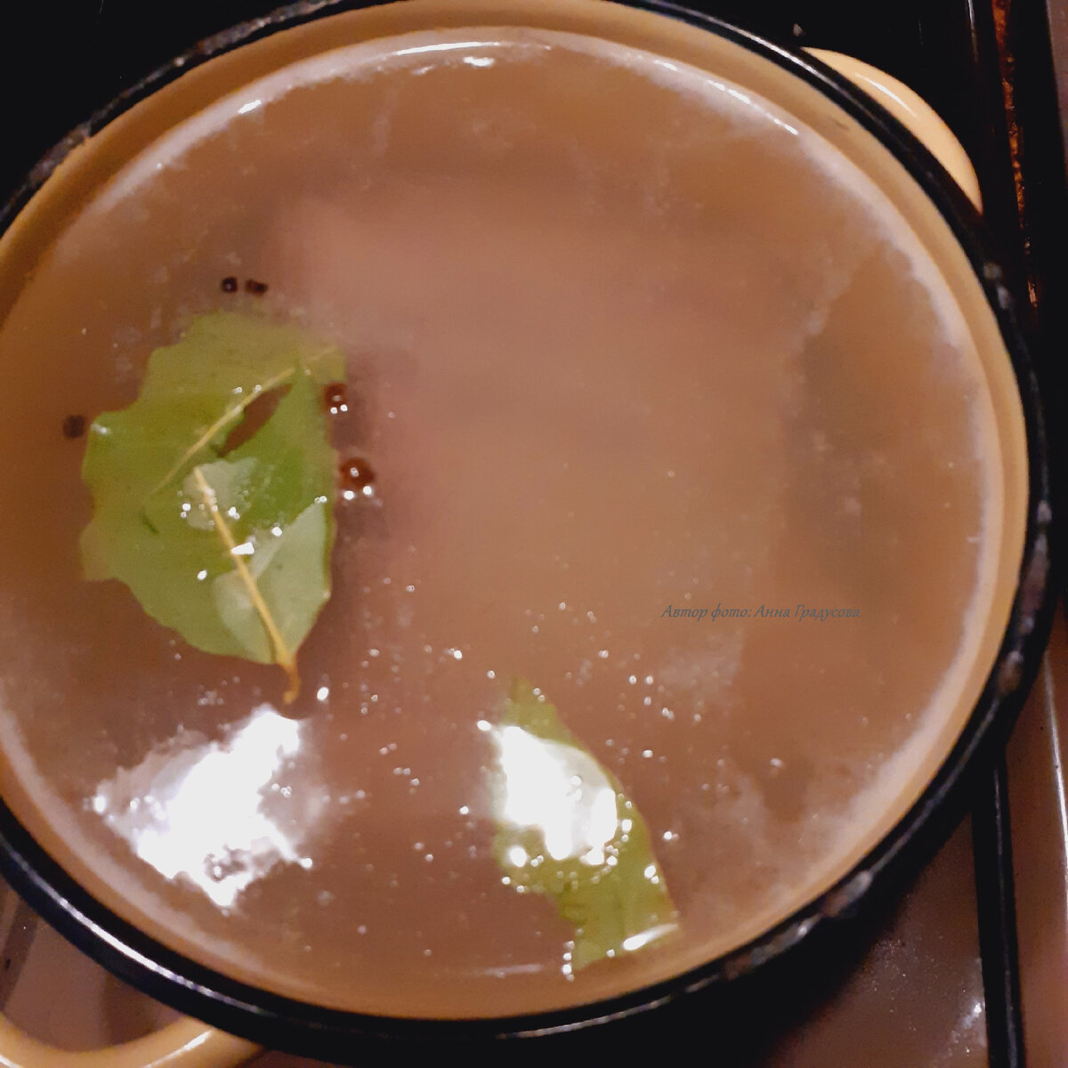 Для салатов мясо лучше закидывать в кипящую воду.