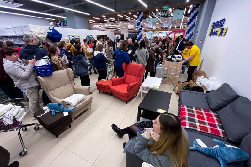 Просьбы сохранять спокойствие и вести себя прилично сделали своё дело, было не протолкнутся, но покупатели отнеслись с пониманием к тесноте и все ушли без обиды