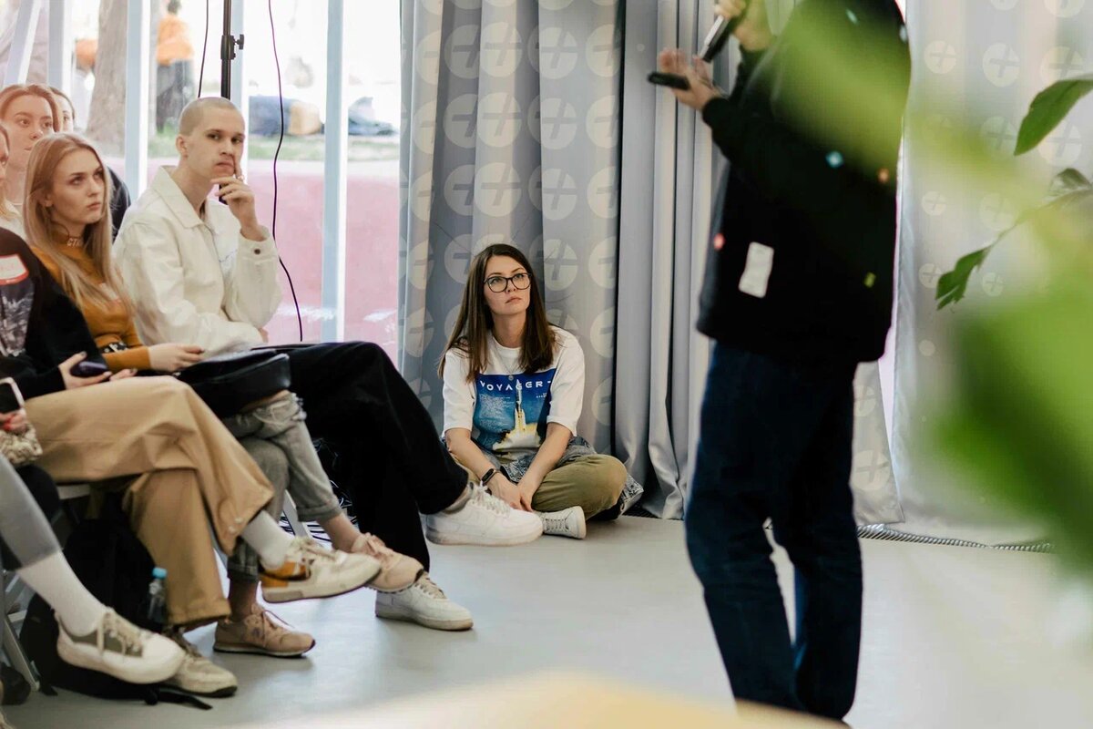 Опоздала на лекцию, места закончились, но не стоять же в конце зала