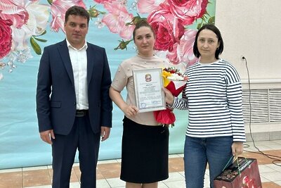    Глава Можайского городского округа Денис Мордвинцев с трудовой династией, работающей на АО «ФПЛК» © Пресс-служба Министерства жилищно-коммунального хозяйства Московской области