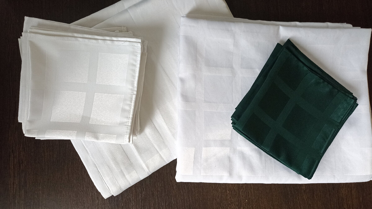 Белые скатерти и салфетки к ним, белые и зеленые. И то и другое надо бы погладить 🙈