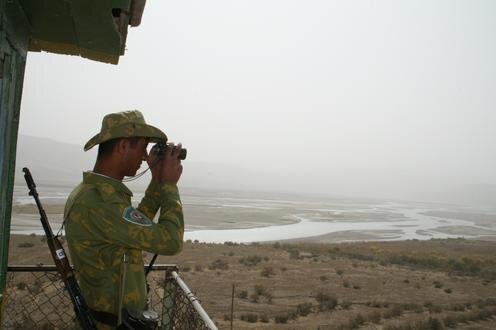 Таджикский пограничник. Фото с сайта "Азии-Плюс"