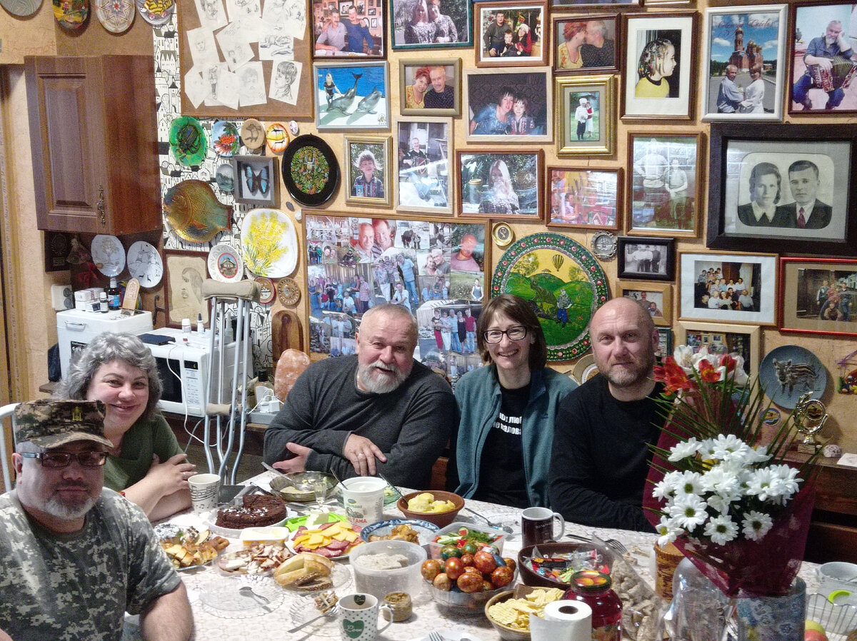 В гостях у семьи Михайловых, Мариинск. Юрий Михайлович в центре.