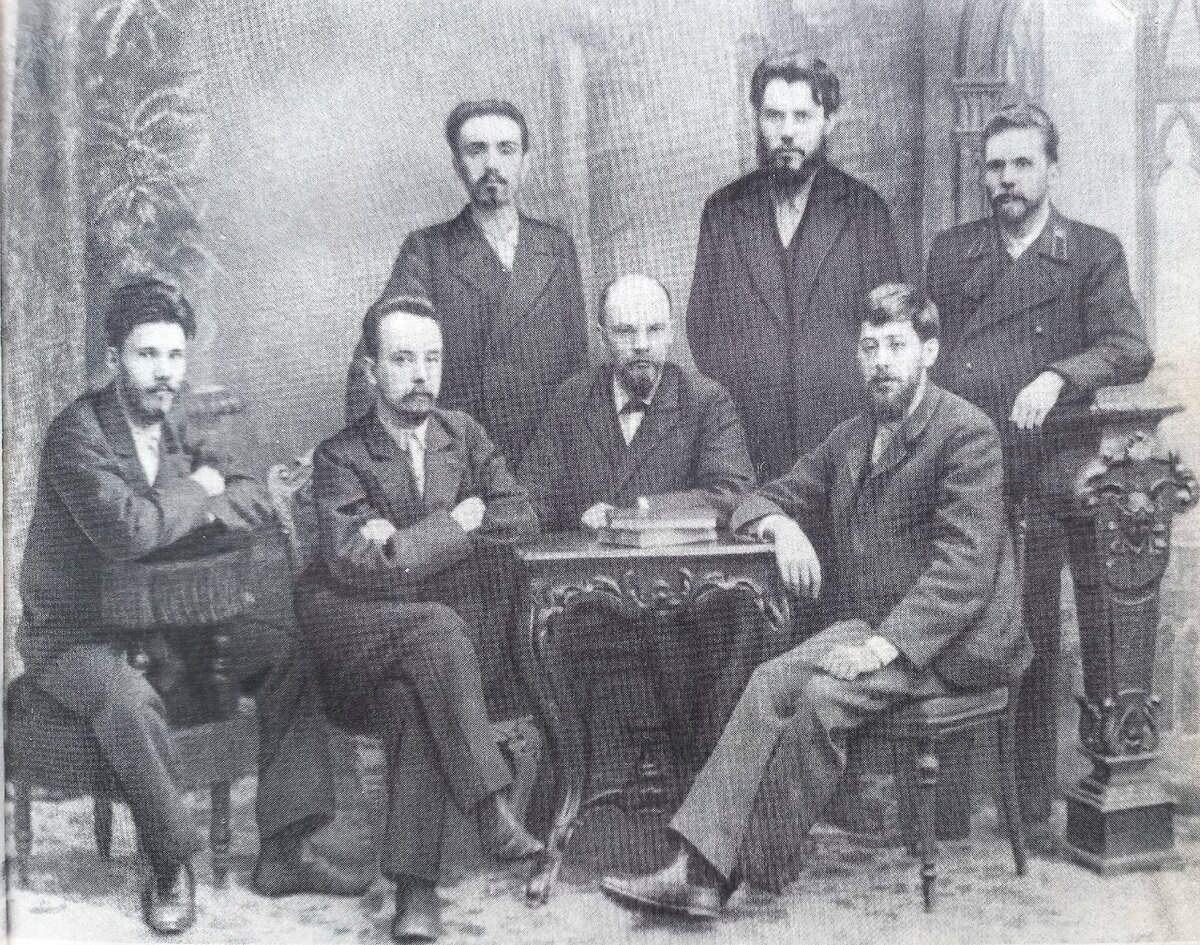 В.И. Ленин среди руководителей петербургского "Союза борьбы за освобождение рабочего класса". Слева направо сидят: В.В. Старков, Г.М. Кржижановский, В.И. Ленин, Ю.О. Мартов (Цедербаум), стоят: А.Л. Малченко, П.К. Запорожец, А.А. Ванеев. Фото из книги Н.К. Крупской "Воспоминания о Ленине"