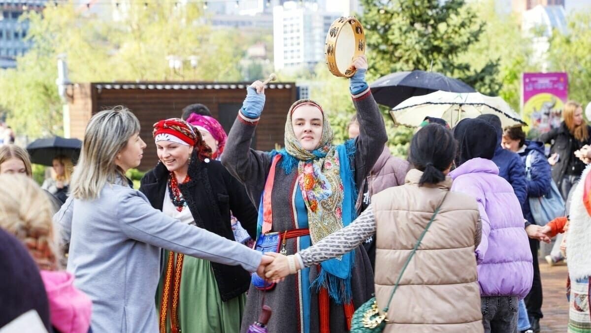     В Ростове 1 мая гала-концертом открыли сезон фонтанов, рассказали в администрации города.