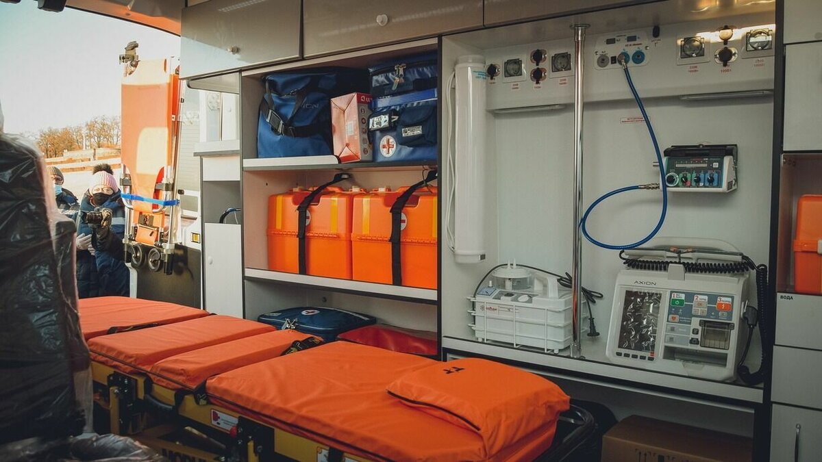     Серьезные травмы получил водитель «Автомобильной транспортной экспедиторской компании». Он вылетел из кузова самосвала и получил многочисленные переломы.