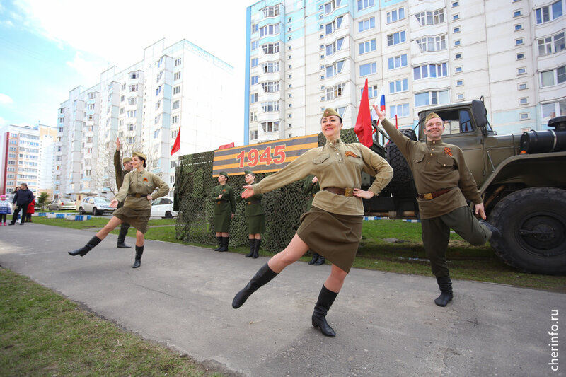    Первое выступление запланировано 5 мая на акции "Сирень Победы" у детского сада № 126. Затем артисты выступят у проходной металлургического завода.