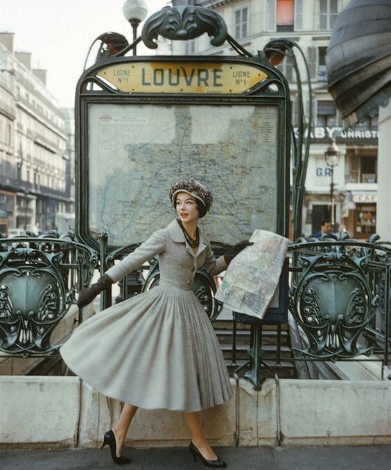 2. Одна из самых известных городских фотографий Dior 1950х. Квинтэссенция Парижа.