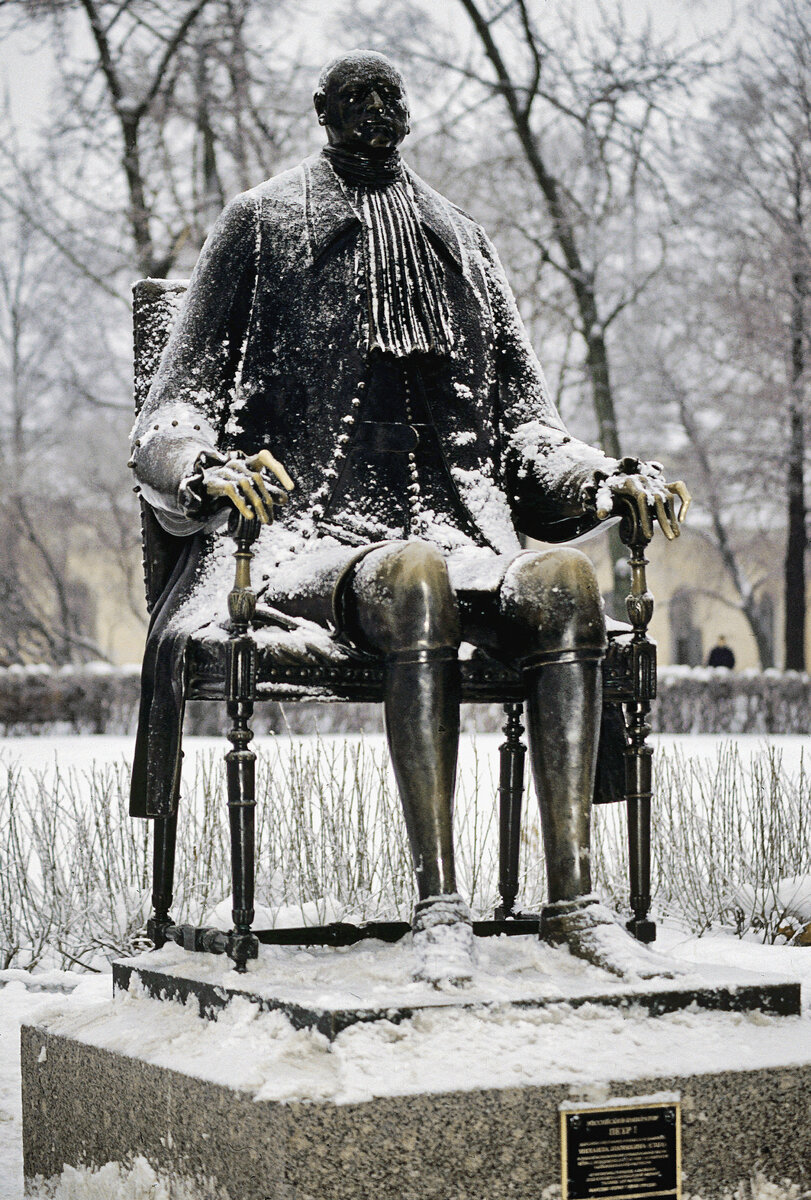    Первая персональная выставка Шемякина состоялась в 1962 году в редакции издания «Звезда». В 1964-м, будучи такелажником в Эрмитаже, он принял участие в выставке рабочих-художников, но экспозицию закрыли, а директор музея был отстранён от должности. На фото — памятник Петру I в Санкт-Петербурге / Сергей Компанийченко / РИА Новости