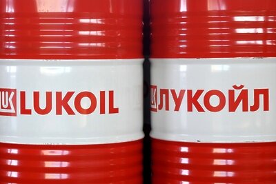    Бочки с логотипом "Лукойл" ©Максим Богодвид РИА Новости