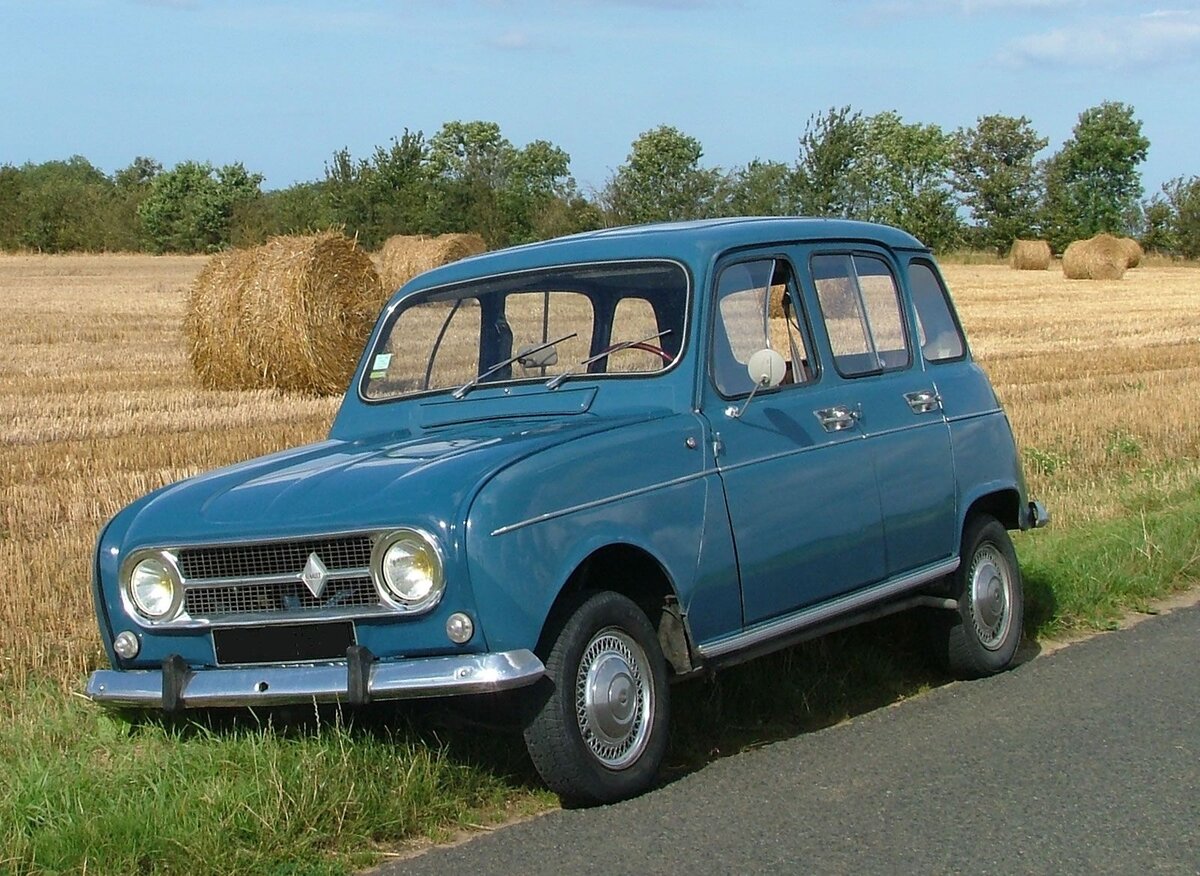 Renault 4. Где-то в полях. Но не в Елисейских.