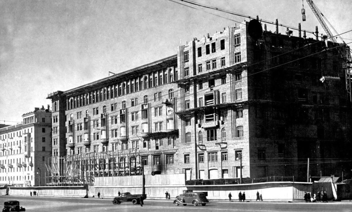 Недостроенное здание будущей гостиницы "Пекин", 1940 год. Вид со стороны Садового.