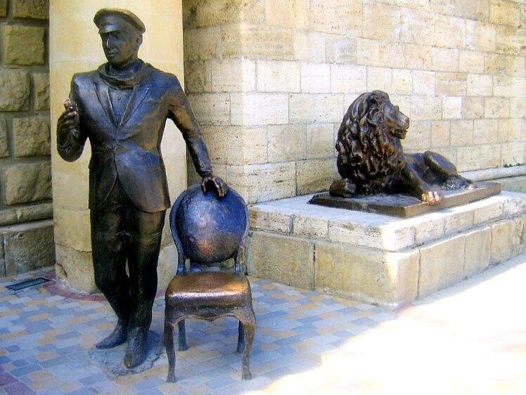 Памятник Остапу Бендеру у входа к озеру Провал. Пятигорск. Автор Елена Будко