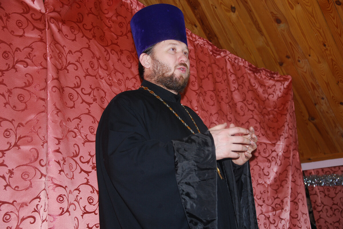 Настоятель свящ. Андрей Козорезов открывает праздничный концерт